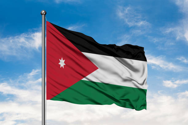 bandera de jordania ondeando en el viento contra un cielo azul nublado blanco. bandera jordana. - himno nacional turco fotografías e imágenes de stock
