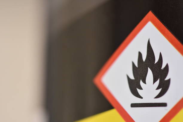 un signe - inflammable - toxic substance danger warning sign fire photos et images de collection