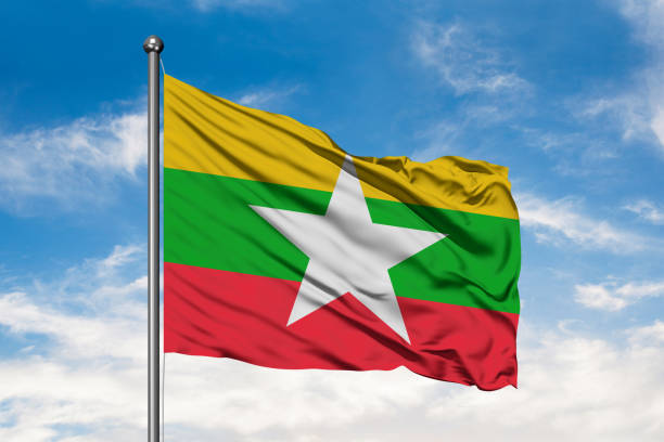 bandeira de mianmar balançando ao vento contra branco céu azul nublado. bandeira da birmânia. - burmese flag - fotografias e filmes do acervo