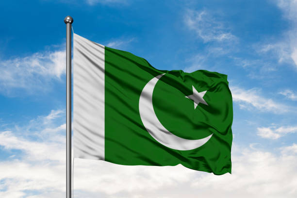 bandera de pakistán ondeando en el viento contra un cielo azul nublado blanco. bandera de pakistán. - himno nacional turco fotografías e imágenes de stock