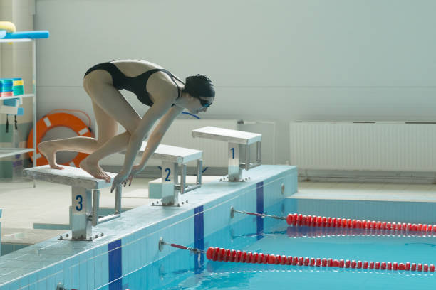 istock Professional woman swimmer in a starting position 1085882690