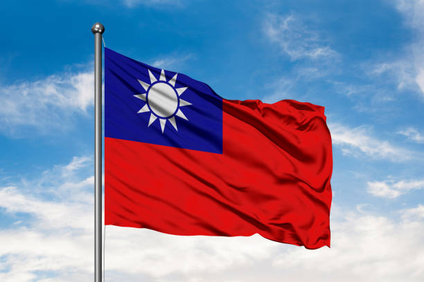 bandera de taiwán ondeando en el viento contra un cielo azul nublado blanco. bandera taiwán. - himno nacional turco fotografías e imágenes de stock