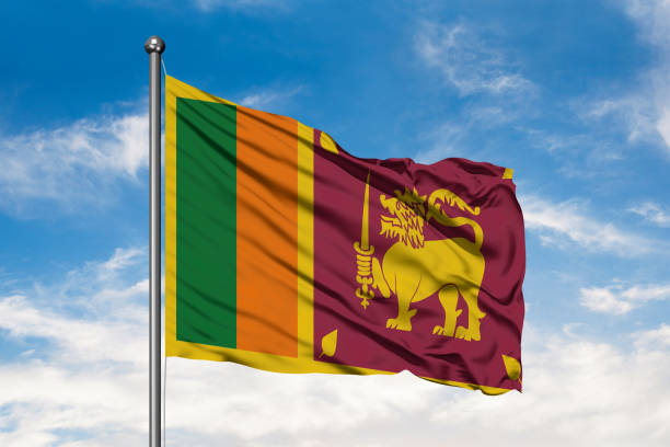 bandera de sri lanka ondeando en el viento contra un cielo azul nublado blanco. bandera de sri lanka. - himno nacional turco fotografías e imágenes de stock