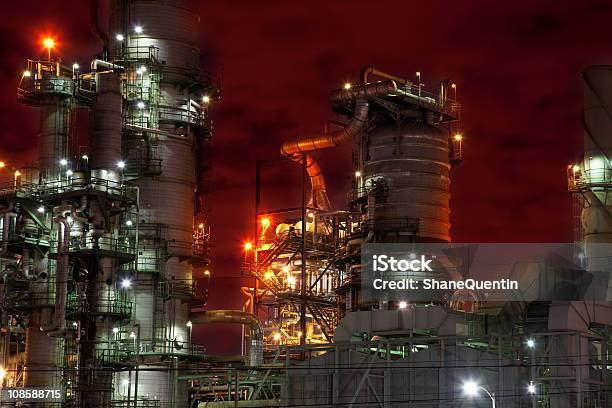 Refinaria De Petróleo Com Céu Vermelho - Fotografias de stock e mais imagens de Refinaria de Petróleo - Refinaria de Petróleo, Alto - Descrição Física, Anoitecer