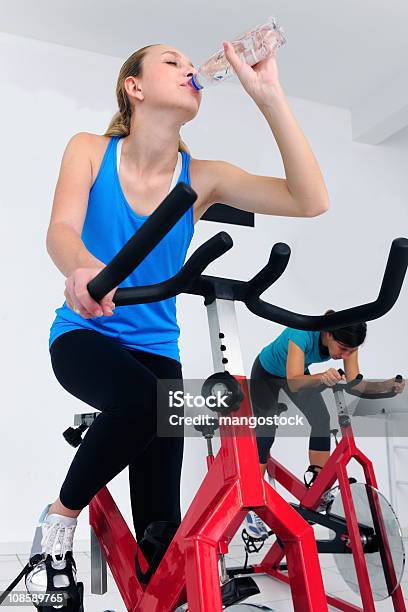 Girar Mulher Cycling No Ginásio - Fotografias de stock e mais imagens de Adulto - Adulto, Atleta, Atleticismo