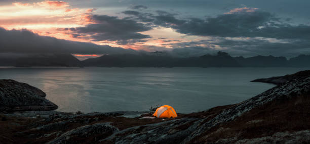 夜の照明のテント - norway fjord lofoten red ストックフォトと画像