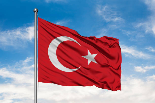 bandera de la turquía ondeando en el viento contra un cielo azul nublado blanco. bandera turca. - himno nacional turco fotografías e imágenes de stock