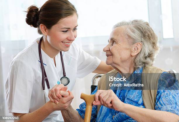 할머니 쥠 시계바늘 여성 간병인님께 가정간병인에 대한 스톡 사진 및 기타 이미지 - 가정간병인, 여자 노인, 의사