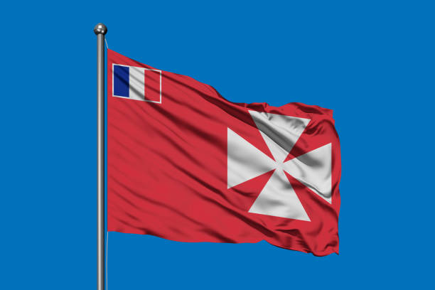 bandiera di wallis e futuna che sventolano nel vento contro il cielo blu intenso. - isole wallis e futuna foto e immagini stock