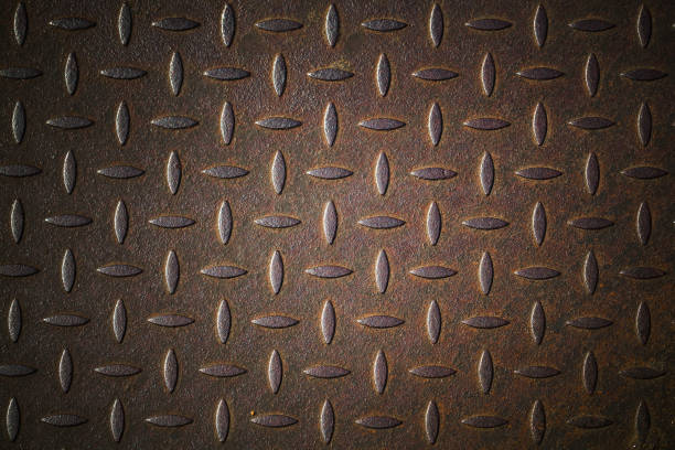 istock Dark rusted diamond plate metal wall 1085936594