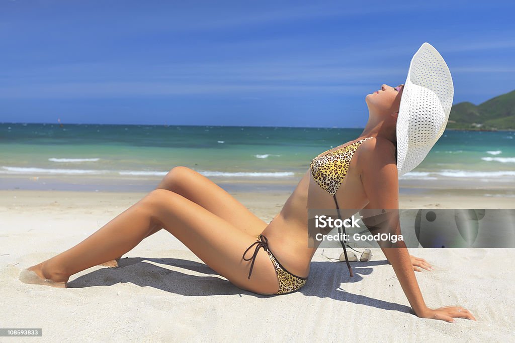 Mulher tomando banho de sol - Foto de stock de 20-24 Anos royalty-free