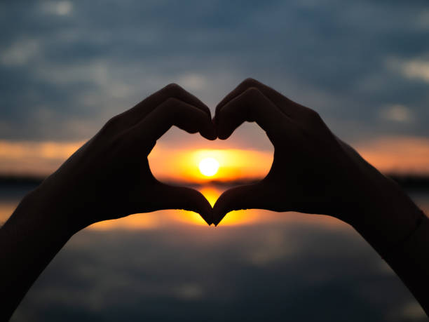 silhouette hands to be heart shape on sunset background. happy, love, valentine's day idea, sign, symbol, concept. - day to sunset imagens e fotografias de stock