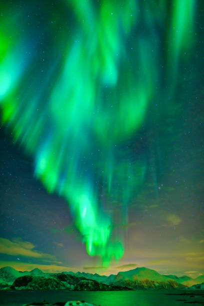 aurora boreal colorido misto dançando no céu - aurora borealis iceland astronomy tranquil scene - fotografias e filmes do acervo