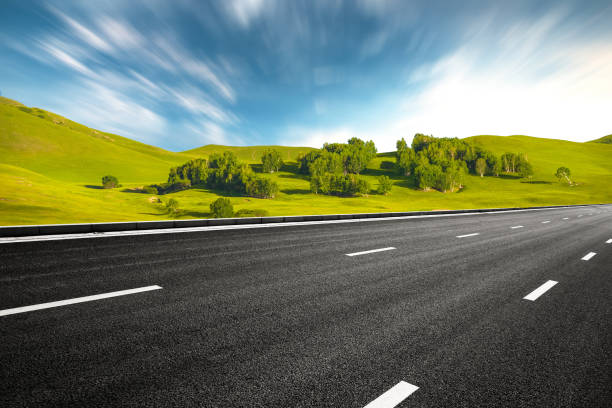 a freeway on the edge of a forest on the prairie - prairie wide landscape sky imagens e fotografias de stock