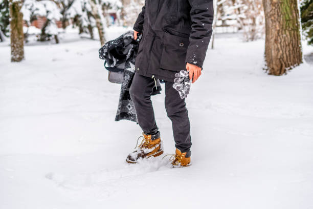 남자 부츠와 따뜻한 옷 b 눈 덮인 날씨에 산책 - russian ethnicity cold relaxation nature 뉴스 사진 이미지