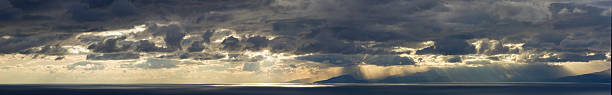 xxxl panorámica de la puesta de sol sobre el mar, con cielo dramático y lluvia - sunbeam cloud panoramic sky fotografías e imágenes de stock