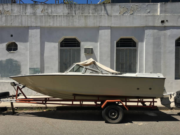 거리에 주차 된 모터 보트 - vehicle trailer nautical vessel towing yacht 뉴스 사진 이미지