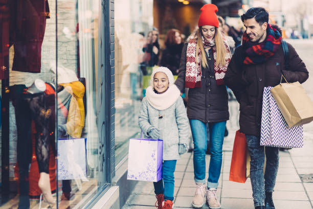 istock Family Christmas shopping 1085983486