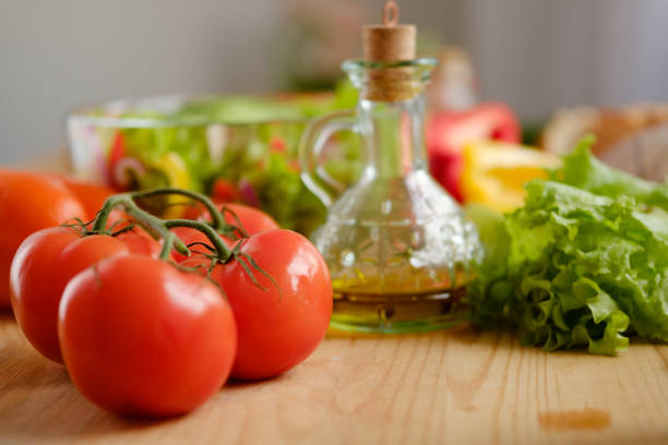 olio d'oliva per condimento per insalata - vinegar salad dressing balsamic vinegar olive oil foto e immagini stock