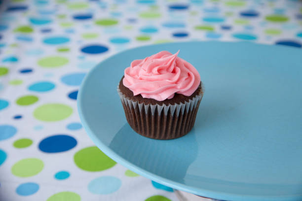 schokolade cupcake mit rosa zuckerguss - cupcake chocolate pink polka dot stock-fotos und bilder