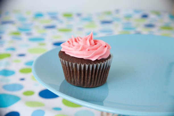 schokolade cupcake mit rosa zuckerguss - cupcake chocolate pink polka dot stock-fotos und bilder