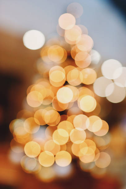 full frame shot von beleuchtet lichterkette und bokeh - star shape illuminated christmas christmas market stock-fotos und bilder