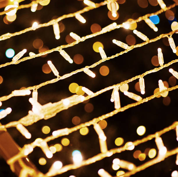 full frame shot von beleuchtet lichterkette und bokeh - star shape illuminated christmas christmas market stock-fotos und bilder