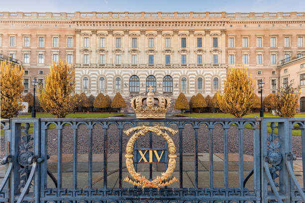 palais royal de stockholm - stadsholmen photos et images de collection