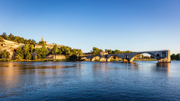 panorama ponte di avignone saint-benezet pont d'avignon francia - rhone bridge foto e immagini stock