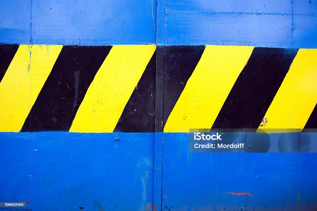 Dipinti a mano porta blu strisce di pericolo - Foto stock royalty-free di Allerta