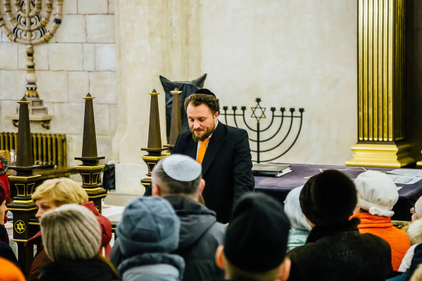 rabino predica a la gente en la sinagoga de voronezh - east european jewish fotografías e imágenes de stock