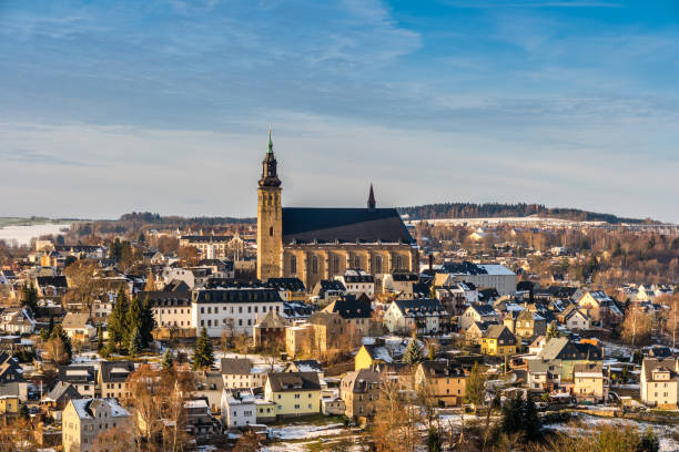 panorama von der bergstadt schneeberg im winter - sachsen stock-fotos und bilder