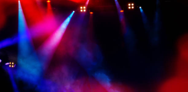 kuvapankkikuvat ja rojaltivapaat kuvat aiheesta valonheitteet kohtaus rock-konsertin aikana. epäselvä tausta. - yökerho