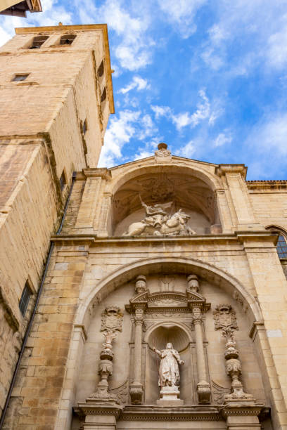 santiago el real church w logrono, la rioja hiszpania, widok częściowy fasady - st james way zdjęcia i obrazy z banku zdjęć