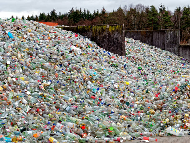 gebrochen von leeren flaschen zum recycling - verwertung von abfällen - compressed can crushed industry stock-fotos und bilder