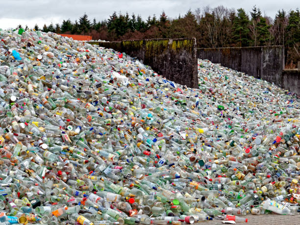 rozbite puste butelki do recyklingu - odzysk odpadów - energy drink bottle drink plastic zdjęcia i obrazy z banku zdjęć