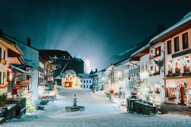 gruyeres 중세 마을에서 겨울 밤 - switzerland snow winter swiss culture 뉴스 사진 이미지