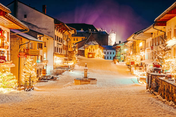 gruyeres stadt dorf der schweiz im winter nachts - gruyeres stock-fotos und bilder