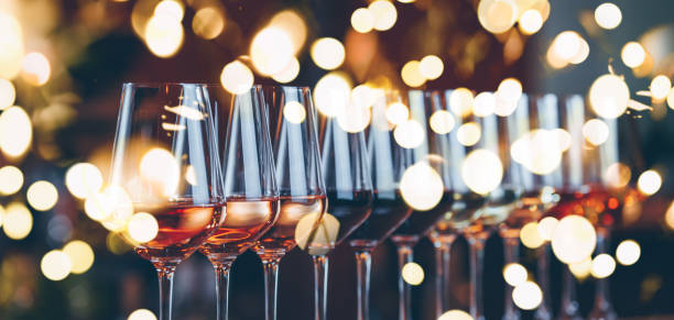 бокалы для вина подряд. шведс�кий стол празднование дегустации вин. ночная жизнь, праздник и развлечения концепции - вечерняя пища стоковые фото и изображения