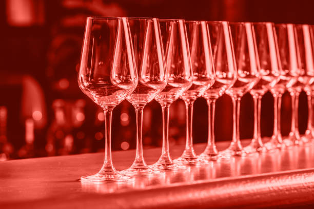 verres à vin dans une rangée. buffet de fête de la table de dégustation de vins. concept de vie nocturne, de célébration et de divertissement. accent corail - couleur de l’année 2019 - coral break photos et images de collection