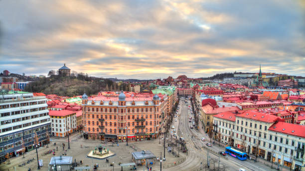 place le nom « järntorget » avec le paysage urbain de göteborg en arrière-plan. - named town photos et images de collection