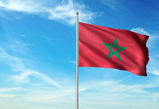 모로코 깃발 흔들며 흐린 하늘 배경 - moroccan flags 뉴스 사진 이미지