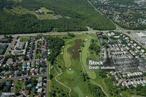 Foto de De Golfe E Casas Vista Aérea e mais fotos de stock de Desenvolvimento de Habitações - Desenvolvimento de Habitações, Quebec, Ajardinado