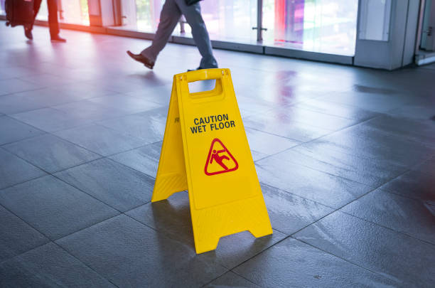 caution wet floor - slippery floor wet sign imagens e fotografias de stock