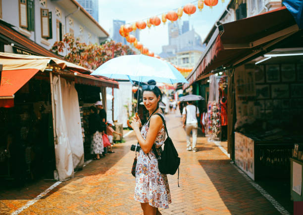 mujer joven viajero solitario en el mercado de la calle de singapur - characters exploration colors old fashioned fotografías e imágenes de stock