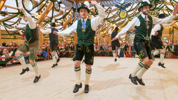 danza tradizionale al octoberfest - german culture oktoberfest dancing lederhosen foto e immagini stock