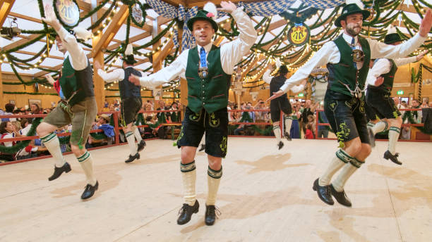 традиционные танцы на октябрьском фестивале - german culture oktoberfest dancing lederhosen стоковые фото и изображения