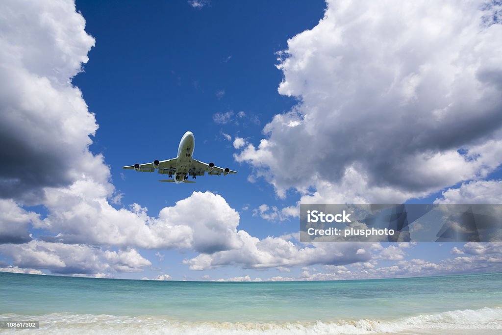 Belo mar e céu com avião. - Foto de stock de Areia royalty-free
