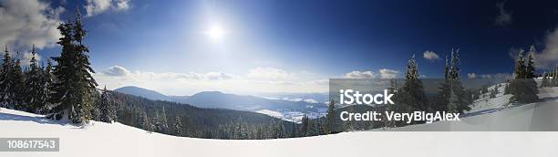 Carpathians Montanhas Cowered Com Neve - Fotografias de stock e mais imagens de Cabana - Estrutura construída - Cabana - Estrutura construída, Áustria, Abeto