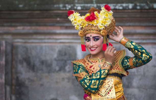 balinese legong ballerino in abito tradizionale - danza del legong immagine foto e immagini stock